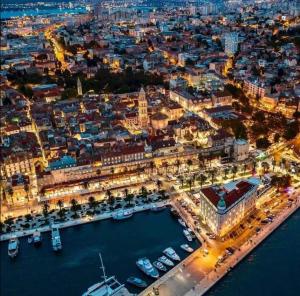 Nespecifikovaný výhled na destinaci Split nebo výhled na město při pohledu z penzionu
