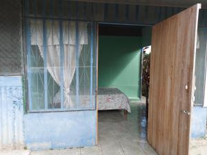 eine offene Tür zu einem Zimmer mit Fenster in der Unterkunft Lodging Adventure La Gamba in Gamba