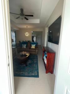 Spacious apartments Crystal Waters في لوتسيا: غرفة معيشة مع أريكة وتلفزيون