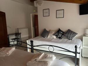 ein Schlafzimmer mit einem Bett mit Kissen darauf in der Unterkunft B&B Casa Letizia in Trentinara