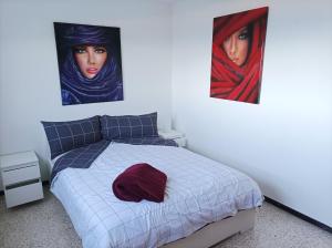- une chambre avec un lit orné de deux peintures murales dans l'établissement Apartment mit schöner Aussicht und Terasse, à San Marcos