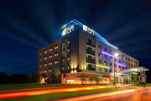 um hotel com um edifício iluminado à noite em Aloft Wichita em Wichita