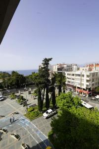 vistas a una calle de la ciudad con coches y edificios en Royal Homes 404, en Antalya