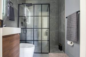 bagno con doccia e servizi igienici di Luxurious Designer Miami Retreat 3 Bedroom House a Miami