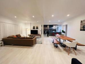 un soggiorno con divano e tavolo di Luxurious Designer Miami Retreat 3 Bedroom House a Miami
