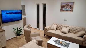 TV a/nebo společenská místnost v ubytování De Lux Apartments Smolovic