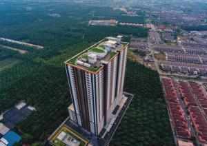 eine Aussicht auf ein Hochhaus in einer Stadt in der Unterkunft Sweet Homestay The Venus Sitiawan 温馨民宿 in Sitiawan