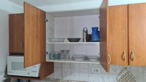 內烏肯的住宿－MAR-LAU，厨房里装有盘子和碗的橱柜