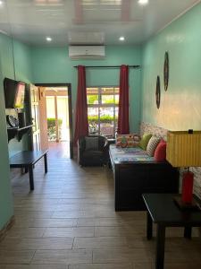 ein Wohnzimmer mit einem Sofa und einem Tisch in der Unterkunft Villas Paraíso Jacó B20 in Jacó