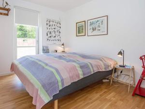 1 dormitorio con 1 cama con edredón a rayas en Holiday home Engesvang II en Engesvang