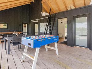 una mesa de ping pong en el medio de una habitación en Holiday home Engesvang II en Engesvang
