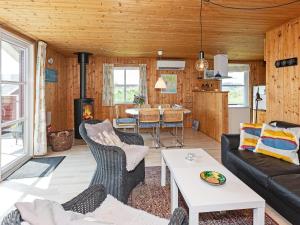 uma sala de estar com um sofá e uma mesa em Three-Bedroom Holiday home in Frøstrup 1 em Lild Strand