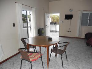 Una mesa de comedor y sillas en una sala de estar. en Monoambiente céntrico, en San Luis