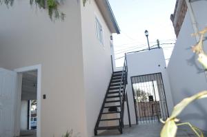 una escalera que conduce a una casa blanca en Monoambiente céntrico, en San Luis