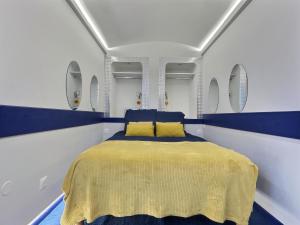 ein Schlafzimmer mit einem Bett mit einer gelben Decke in der Unterkunft Insolite - Jet Privé - Expérience Cinéma et coc00ning - Moontown in Lunéville