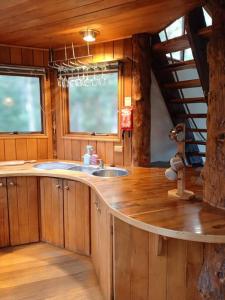 The 'Nook' - Cabin in the Tassie Wilderness!にあるキッチンまたは簡易キッチン