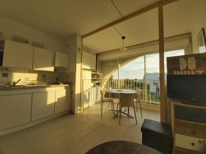 Kuchyň nebo kuchyňský kout v ubytování Studio climatisé, lumineux avec vue mer et parc