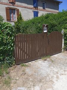 ein Holzzaun vor einem Haus in der Unterkunft Coeur Sancerrois in Saint-Satur