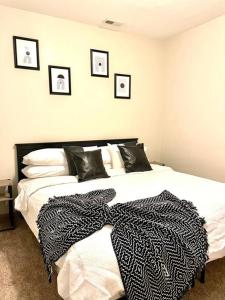 1 dormitorio con una manta blanca y negra en una cama en The KING Apt in Downtown Columbus, en Columbus