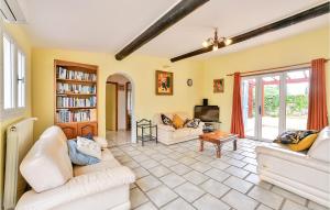 sala de estar con 2 sofás blancos y TV en Nice Home In Aspiran With Private Swimming Pool, Can Be Inside Or Outside, en Aspiran