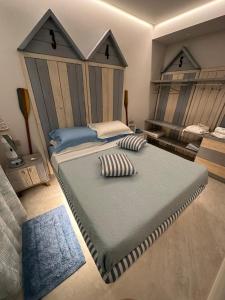 una camera con due letti con cuscini sopra di beach house a Chioggia