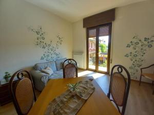 a living room with a table and chairs and a couch at Holiday house - Leo & Malù in Sarnico