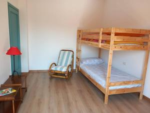 1 dormitorio con 2 literas y 1 silla en Holiday house - Leo & Malù, en Sarnico