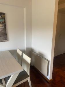 una sala da pranzo con tavolo e 2 sedie di G3 Inn apartments a Mendoza