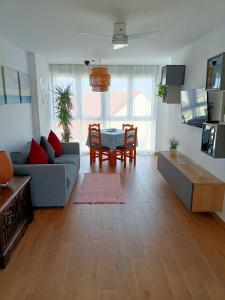 een woonkamer met een bank en een tafel bij Precioso apartamento con piscina en la playa in Mogro