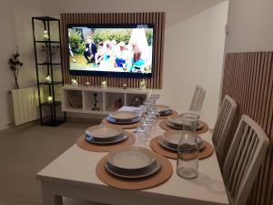 TV a/nebo společenská místnost v ubytování Apartaments L’ARC