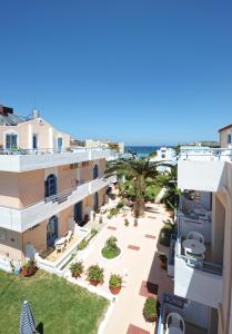 eine Luftansicht auf den Innenhof eines Gebäudes in der Unterkunft Sirena Apartments in Agia Pelagia