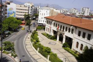 - une vue sur une ville avec une rue et des bâtiments dans l'établissement Royal Homes 405, à Antalya