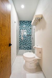 La salle de bains est pourvue d'une douche et de toilettes. dans l'établissement Hotel Bindani’, à Santa Cruz Huatulco