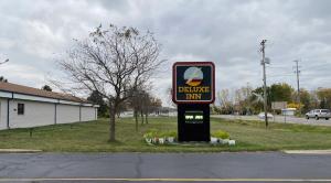 auddle inn sign on the side of a road at DELUXE INN in Erie +10 photos