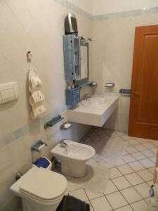 bagno con servizi igienici e lavandino di Appartamente moderno e accessoriato. a Pula