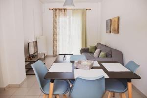 イグメニツァにあるMimis Villaのリビングルーム(テーブル、青い椅子付)