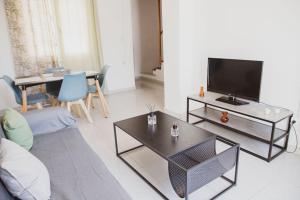 TV a/nebo společenská místnost v ubytování Mimis Villa