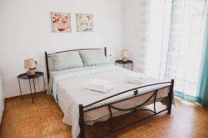 イグメニツァにあるMimis Villaのベッドルーム1室(ベッド1台、タオル2枚付)