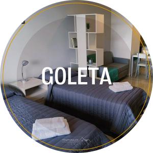 Habitación con cama y espejo con la palabra colibo en Temporales Ushuaia - Goleta en Ushuaia