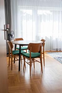 - une salle à manger avec une table et des chaises dans l'établissement Ohana Space w Juracie, à Jurata