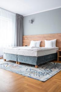 sypialnia z dużym łóżkiem z drewnianym zagłówkiem w obiekcie Ohana Space w Juracie w Juracie