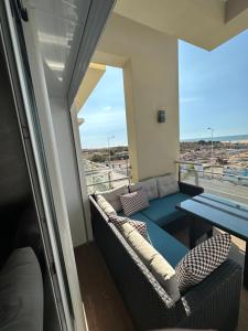 Habitación con sofá, mesa y ventana en Casa bay sidi rahal en Sidi Rahal