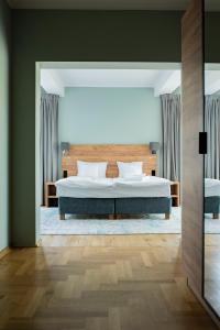 a bedroom with a large bed with a wooden headboard at Ohana Space w Juracie in Jurata