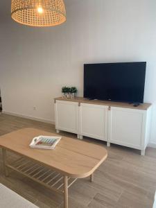 Televízia a/alebo spoločenská miestnosť v ubytovaní Piso nuevo en Fuengirola a pie de playa