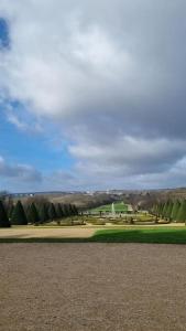 - une vue sur un parcours de golf avec des arbres en arrière-plan dans l'établissement So Cosy Home Paris-Sceaux/Bourg-la-Reine., à Sceaux