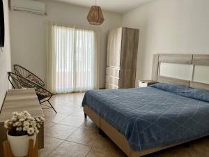 a bedroom with a bed with a blue comforter at Depto 8 - Villa Carlos Paz in Villa Carlos Paz