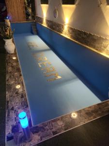 uma piscina com um piso azul com uma lanterna e luzes em Re dream suite a tema - Rapallo em Rapallo
