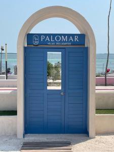 niebieskie drzwi garażowe przed oceanem w obiekcie Palomar Villas Río Lagartos w mieście Río Lagartos