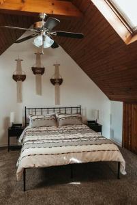 a bedroom with a bed and a ceiling fan at Bluebird Cottage, walking distance to fairgrounds in Hutchinson