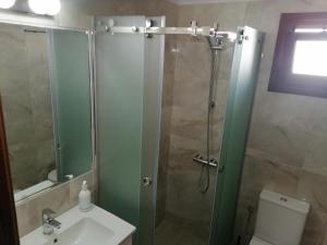 Koupelna v ubytování Porto Almira Beachfront Apartments
